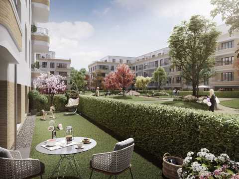 Moderner Innenhof mit Garten, Sitzbereich, grünen Bäumen und Menschen im Freien.