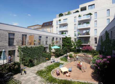 Moderner Innenhof mit Spielplatz, Pflanzen, Sitzgelegenheiten und Menschen.