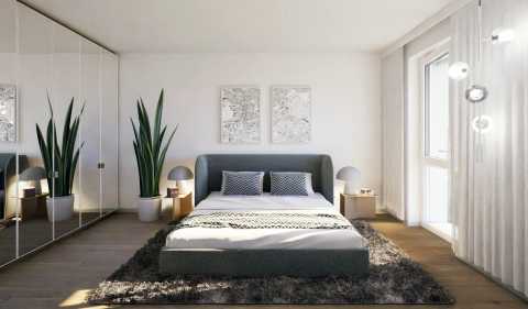 Modernes Schlafzimmer mit Doppelbett, großen Pflanzen und Spiegel-Schrank.