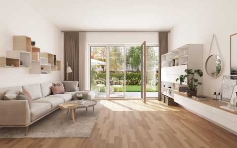 Helles Wohnzimmer mit Sofa, Regalen und Blick in einen grünen Garten.