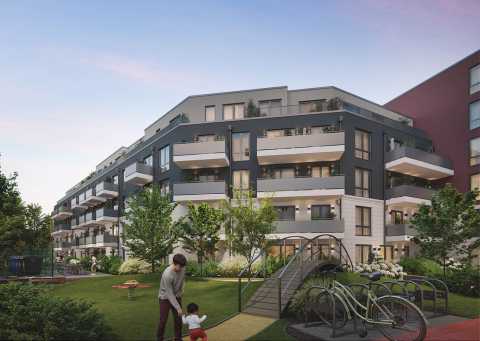 Modernes Wohnhaus mit Balkonen, Garten, Spielplatz und Erwachsenen mit Kind.