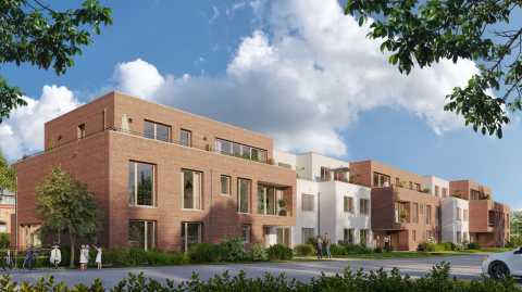 Moderne Wohnhäuser mit Backsteinfassade, Bäumen und Menschen bei Sonnenschein.