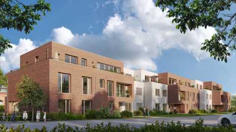 Moderne Wohnhäuser aus Backstein mit Balkonen, umgeben von Bäumen und Menschen