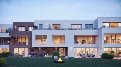 Modernes Mehrfamilienhaus mit großen Fenstern, Balkonen und Garten bei Abenddämmerung.