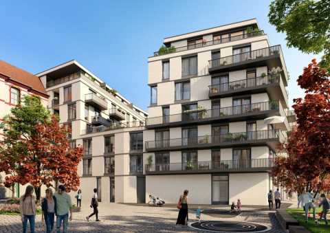 Neubauwohnung mit Balkonen, Bäumen und Menschen auf einem sonnigen Platz.