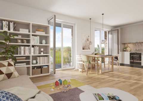 Helles Wohnzimmer mit Bücherregal, Esstisch, Küche und offenem Balkon.