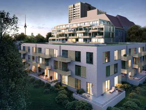 Modernes Wohnhaus mit Balkonen am Abend, im Hintergrund Berliner Fernsehturm.