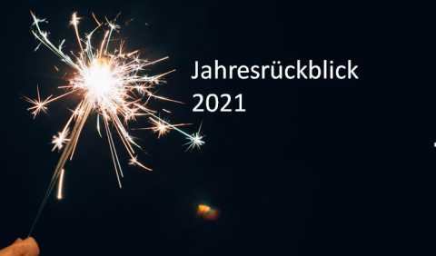 Wunderkerze vor schwarzem Hintergrund mit Text 