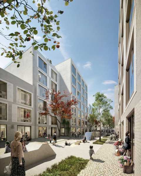 Menschen in modernem Innenhof zwischen hellen Wohngebäuden mit Bäumen.