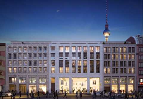 Modernes Gebäude bei Dämmerung, beleuchtete Fenster, Berliner Fernsehturm im Hintergrund.