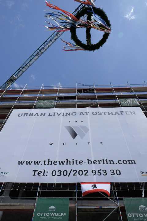 Kranz am Baukran, Banner mit 