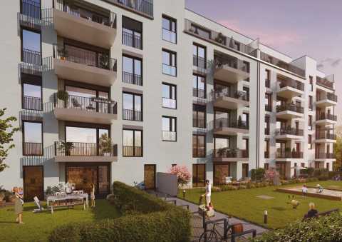 Moderne Wohnanlage mit Balkonen und grünem Innenhof, Menschen im Garten.