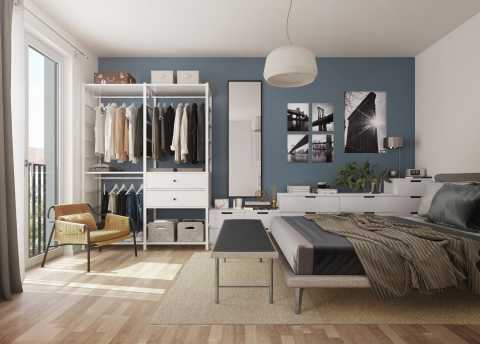 Modernes Schlafzimmer mit offenem Kleiderschrank, Doppelbett und blauer Wand.