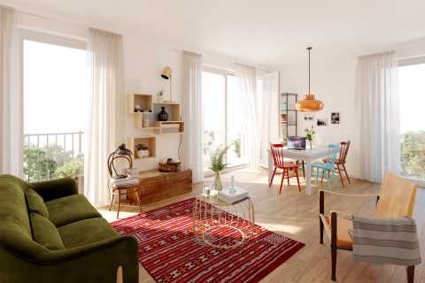 Helles Wohnzimmer mit grünem Sofa, bunten Stühlen und großem Fenster.