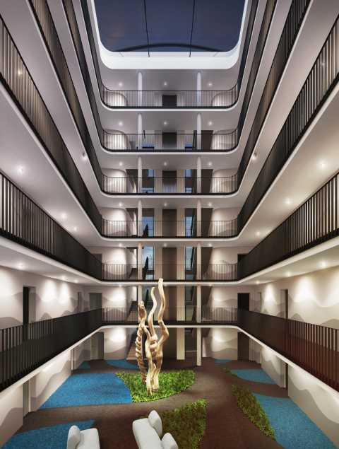 Modernes, offenes Atrium mit Balkonen und einer hohen Holzskulptur im Zentrum.