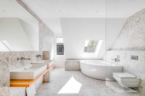 Modernes Bad mit Doppelwaschbecken, Badewanne, WC und großem Fenster.