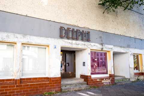 Delphi in der Gustav-Adolf-Straße | Das in 2012 wiedereröffnete ehemalige Stummfilmkino glänzt heute mit einem internationalen Bühnenprogramm bei einer beeindruckenden Kulisse