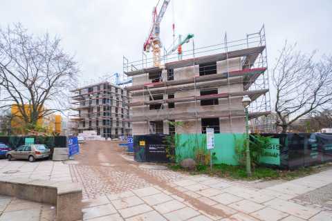 Neubauriegel mit Mietwohnungen, der die grüne Quartiersoase von der Bachstraße trennt 