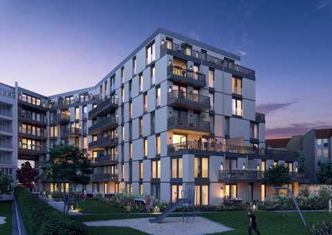 Modernes Mehrfamilienhaus mit Balkonen und beleuchteten Fenstern am Abend.